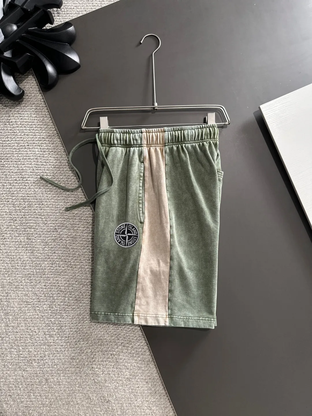 Next day shipment P300 High quality Stone lsland/Stone Island 2025 spring and summer new high-definition elastic band casual solid color loose shorts, made with machines imported from Italy. The hem of the trousers is stitched with two needles. The stitching is fine and firm. The fabric is customized at the counter and is highly breathable and comfortable. The details are impeccable. The brand element design concept reflects high quality. It feels delicate and soft! It presents a casual cut and the upper body shape is great! Size: S-XXL